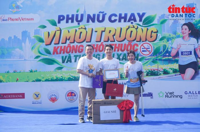 Các vận động viên đạt giải ở nội dung dành cho nam, ghi nhận tinh thần thi đấu và rèn luyện thể chất.