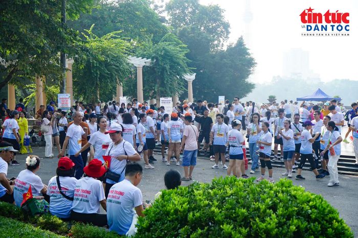 Đông đảo người dân tham gia chạy bộ, hưởng ứng phong trào rèn luyện thể dục, thể thao thường xuyên.