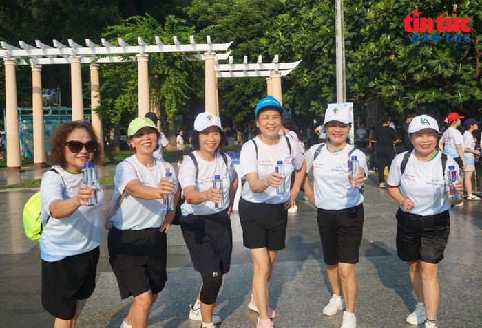 Những người tham gia giải chạy thể hiện tinh thần đoàn kết, chung tay xây dựng môi trường sống trong lành.