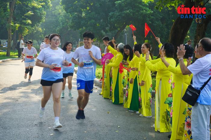 Các vận động viên hào hứng xuất phát tại giải chạy vì môi trường không khói thuốc và tương lai xanh.
