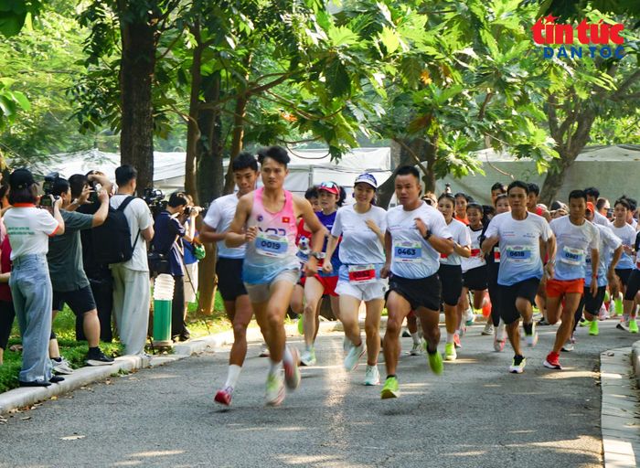 Những bước chạy cùng lan tỏa thông điệp “Không khói thuốc - Không gian sống lành mạnh - Tương lai khỏe mạnh”.