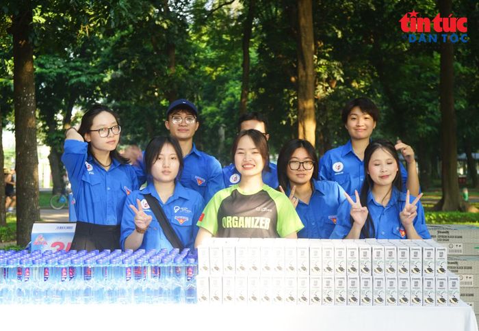 Các tình nguyện viên áo xanh nhiệt huyết.