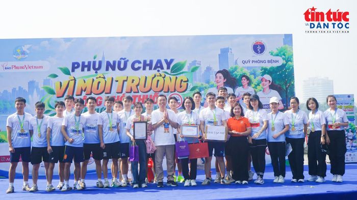 Ban Tổ chức trao giải cho Tập thể có đông vận động viên tham gia giải chạy.