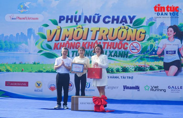 Các đại biểu trao giải Nhất cho các vận động viên tham gia giải chạy.