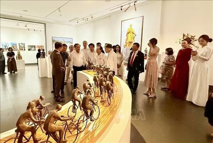 Đại biểu tham quan triển lãm điêu khắc "Chuyện nhỏ, chuyện to".