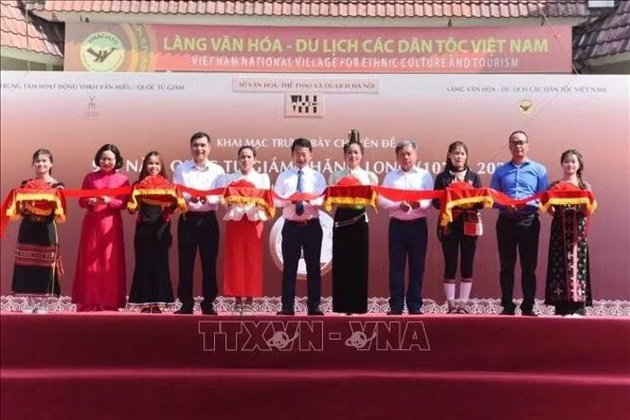 Các đại biểu thực hiện nghi thức cắt băng khai mạc trưng bày chuyên đề “950 năm Quốc Tử Giám Thăng Long (1076 – 2026)”. Ảnh: Tuyết Mai/TTXVN
