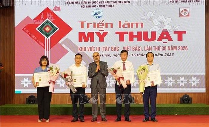 Họa sĩ Vi Kiến Thành, Phó Chủ tịch Hội Mỹ thuật Việt Nam trao Kỷ niệm chương “Vì sự nghiệp Mỹ thuật Việt Nam” cho các cá nhân có nhiều đóng góp trong công tác phối hợp, tổ chức triển lãm và phát triển mỹ thuật tại Điện Biên.