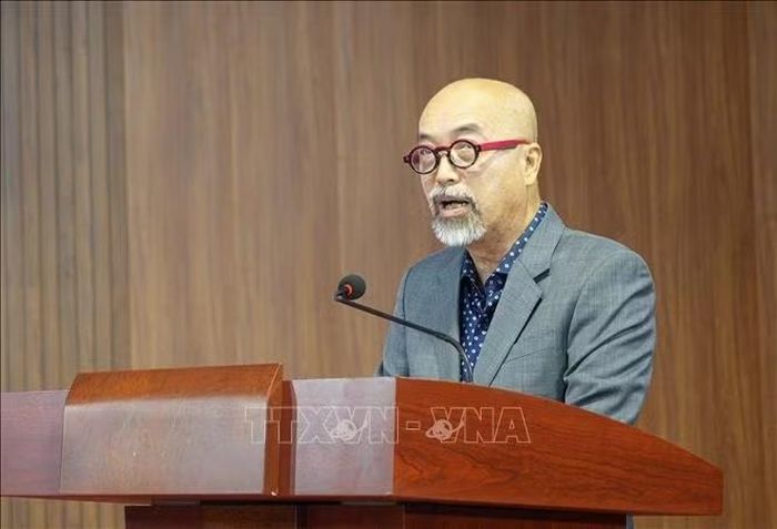 Họa sĩ Vi Kiến Thành, Phó Chủ tịch Hội Mỹ thuật Việt Nam phát biểu khai mạc triển lãm.