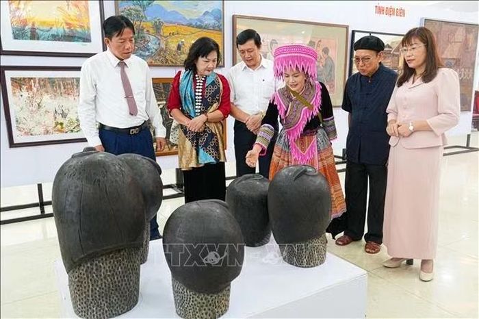 Đông đảo người dân, du khách đến tham quan triển lãm.