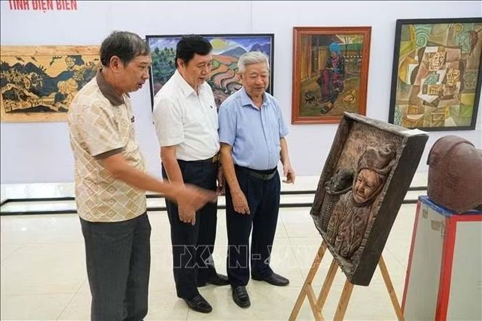 Đông đảo người dân, du khách đến tham quan triển lãm.