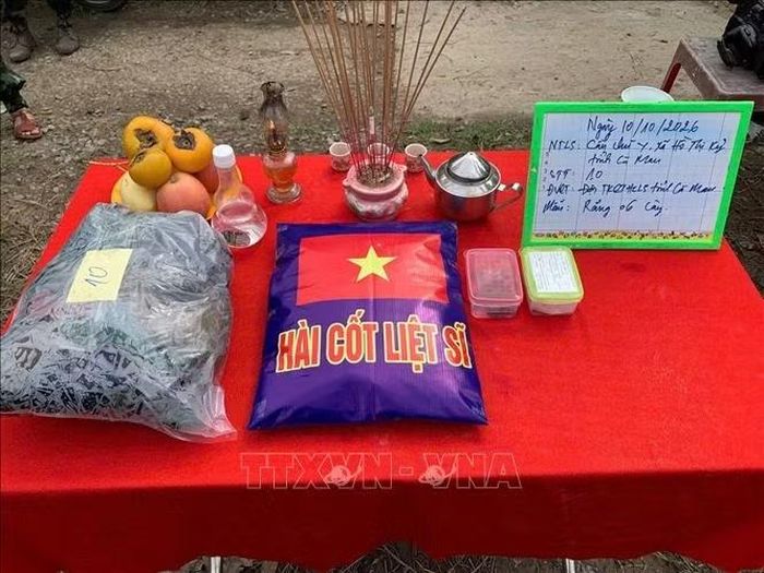 Thông tin, di vật và phần hài cốt liệt sĩ được lực lượng chức năng phát hiện tại hiện trường. Ảnh: Vĩnh Nghị/TTXVN phát