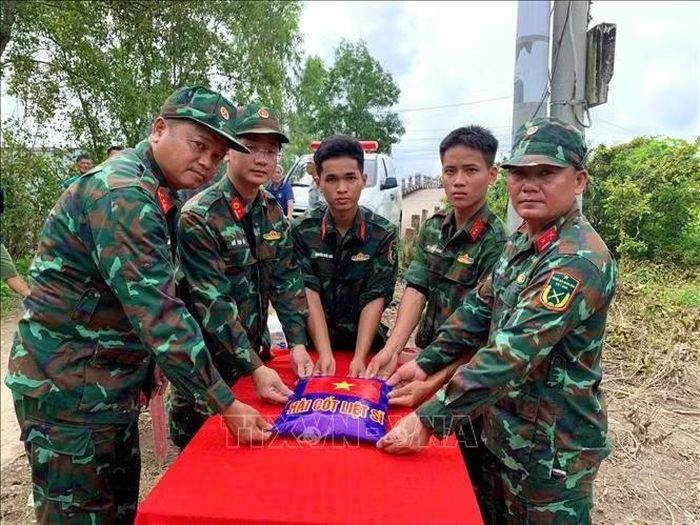 Tất cả hài cốt và di vật tìm thấy đều được lực lượng chức năng thực hiện thủ tục cất bốc cẩn trọng, trang nghiêm. Đồng thời, tiến hành lấy mẫu ADN để phục vụ công tác xác định danh tính. Ảnh: Vĩnh Nghị/TTXVN phát
