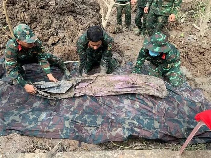 Đội tìm kiếm, quy tập hài cốt liệt sĩ (lâm thời) thuộc Bộ Chỉ huy Quân sự tỉnh Cà Mau đang khẩn trương mở rộng phạm vi rà soát và đào tìm với quyết tâm cao nhất, chạy đua với thời gian để đưa các anh hùng liệt sĩ sớm trở về với đồng đội và quê hương. Ảnh: Vĩnh Nghị/TTXVN phát