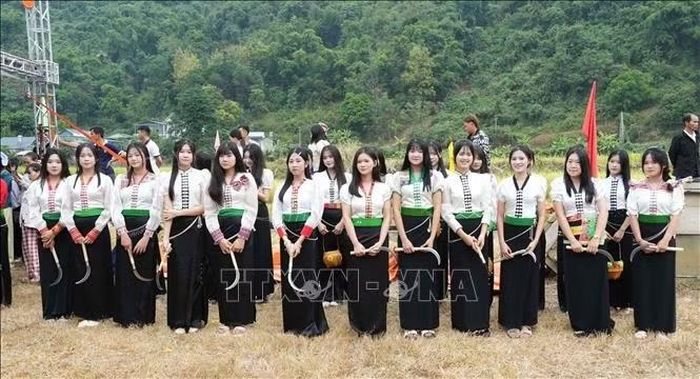 Các thiếu nữ dân tộc Thái xinh đẹp trong trang phục truyền thống tại Lễ hội Kin Lẩu Khẩu Mẩu.
