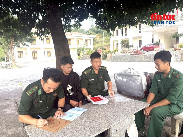 Cán bộ, chiến sĩ Đồn Biên phòng Lũng Cú sắp xếp hồ sơ, giấy tờ chuẩn bị cho em Thò Mí Và lên đường nhập học.