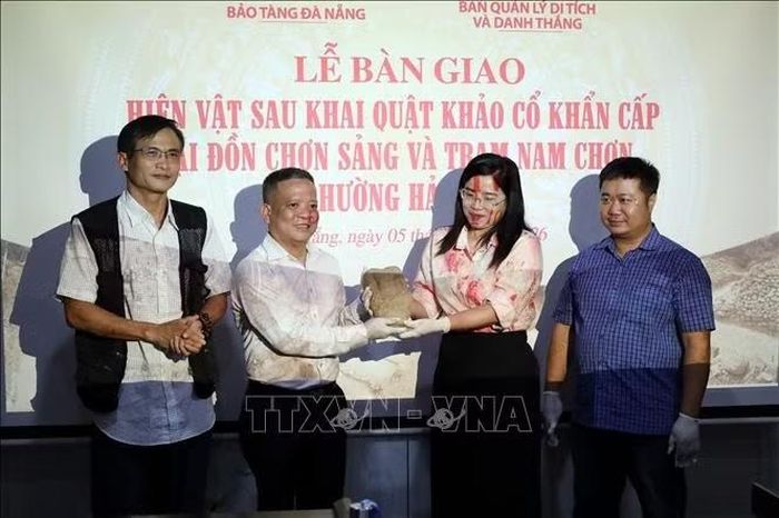 Đại diện các bên thực hiện bàn giao hiện vật khai quật khảo cổ ở Đồn Chơn Sảng và Trạm Nam Chơn cho Bảo tàng Đà Nẵng, chiều 5/10. Ảnh: Trần Lê Lâm/TTXVN