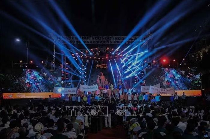 Chương trình nghệ thuật đặc biệt “80 năm - Vang mãi bản hùng ca Hà Nội” được dàn dựng công phu, kết hợp âm nhạc, múa, hợp xướng và công nghệ trình diễn hiện đại, do các nghệ sĩ Nhà hát Ca múa nhạc Thăng Long biểu diễn. Ảnh: Phan Phương/TTXVN