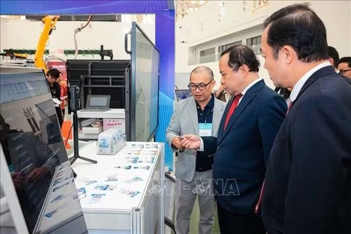 Uỷ viên Trung ương Đảng, Bộ trưởng Bộ Khoa học và Công nghệ Vũ Hải Quân và đại biểu tham quan gian trưng bày thành tựu khoa học, chuyển đổi số. tại Lễ chào mừng Ngày Chuyển đổi số quốc gia năm 2026 Ảnh: Hoàng Hiếu/TTXVN
