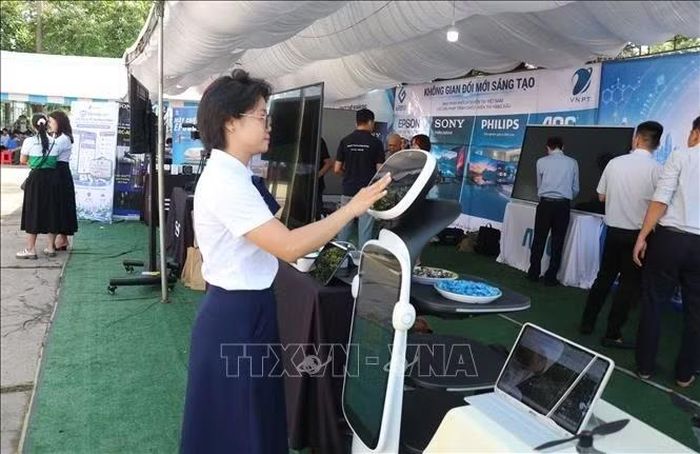 Người dân trải nghiệm các thiết bị, giải pháp công nghệ tại khu vực trưng bày dịch vụ hành chính công trong khuôn khổ hoạt động ra mắt Không gian đổi mới sáng tạo phường Bình Phước, ngày 10/10/2026. Ảnh: Đậu Tất Thành/TTXVN