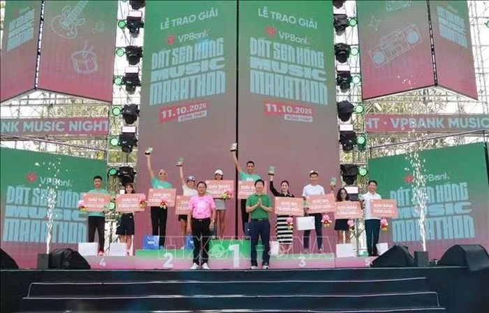 Trao giải cho các vận động viên đạt hạng nhất, nhì, ba, tư, năm ở cự ly 42 km.