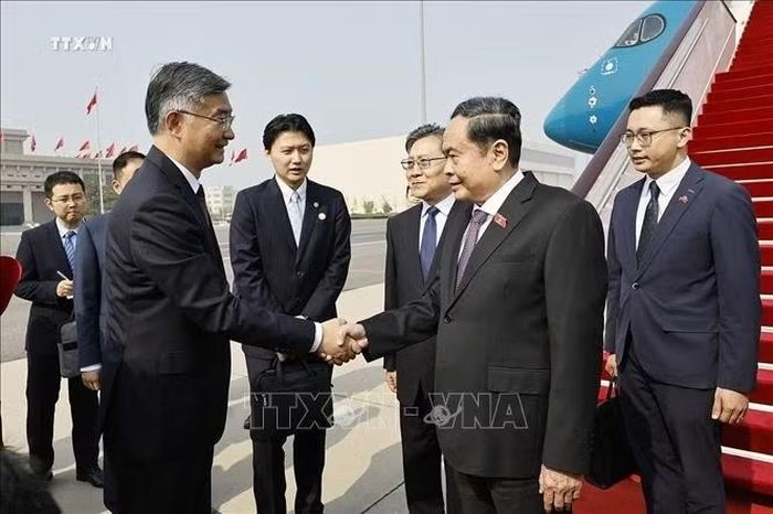 Chủ tịch Quốc hội Trần Thanh Mẫn đến Thủ đô Bắc Kinh, bắt đầu thăm chính thức Trung Quốc. Ảnh: Doãn Tấn/TTXVN