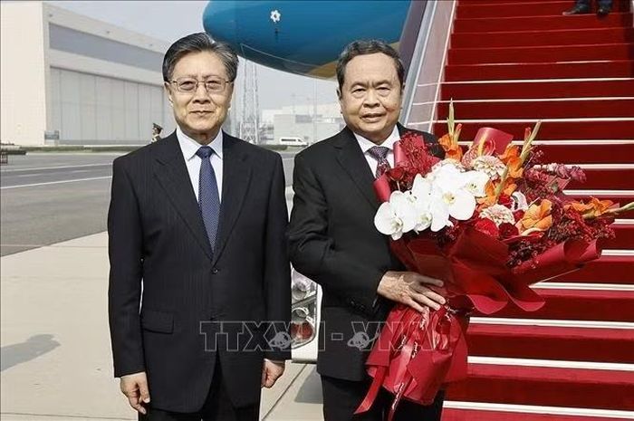 Uỷ viên Trung ương Đảng, Phó Uỷ viên trưởng Uỷ ban Thường vụ Nhân Đại Trung Quốc Vương Đông Minh đón Chủ tịch Quốc hội Trần Thanh Mẫn tại Sân bay quốc tế Bắc Kinh. Ảnh: Doãn Tấn/TTXVN