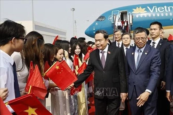 Chủ tịch Quốc hội Trần Thanh Mẫn và đoàn đại biểu cấp cao Việt Nam đến Thủ đô Bắc Kinh, bắt đầu thăm chính thức Trung Quốc. Ảnh: Doãn Tấn/TTXVN