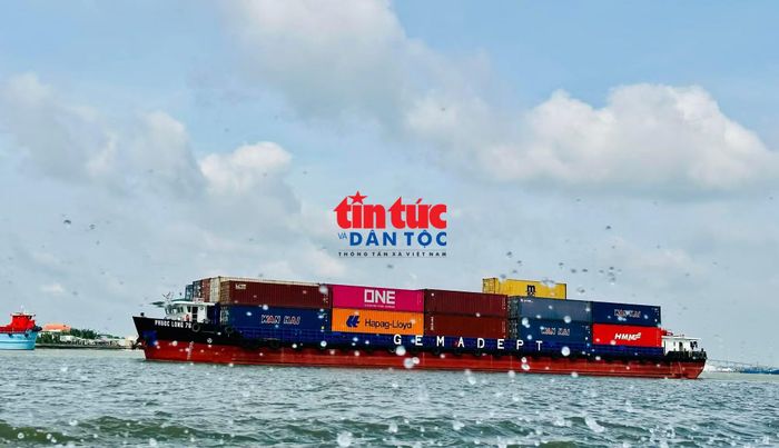 Trong 8 tháng năm 2026, khu vực có vốn đầu tư nước ngoài (kể cả dầu thô) xuất khẩu 300,37 tỷ USD, chiếm 80,1% kim ngạch xuất khẩu hàng hóa. Ảnh minh họa