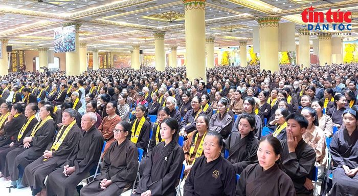 Đông đảo Phật tử thập phương về tham dự Hội nghị.