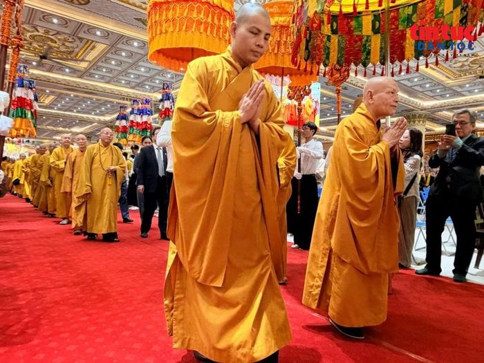 Trưởng lão Hòa thượng Thích Thiện Nhơn, Phó Pháp chủ Hội đồng chứng minh, Chủ tịch Hội đồng Trị sự Giáo hội Phật giáo Việt Nam quang lâm tham dự Hội nghị.