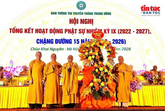 Hội đồng trị sự Trung ương Giáo hội Phật giáo Việt Nam tặng hoa chúc mừng Ban Thông tin Truyền thông Trung ương - Giáo hội Phật giáo Việt Nam tại Hội nghị.