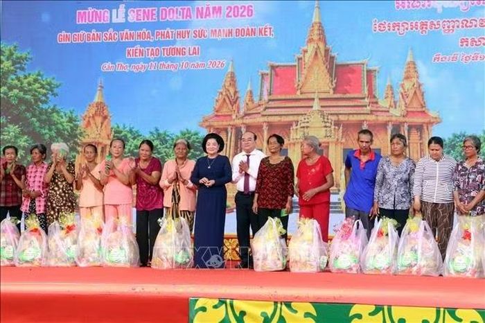 Đại diện các đơn vị đồng hành trao quà cho các hộ dân tộc Khmer có hoàn cảnh khó khăn trên địa bàn.