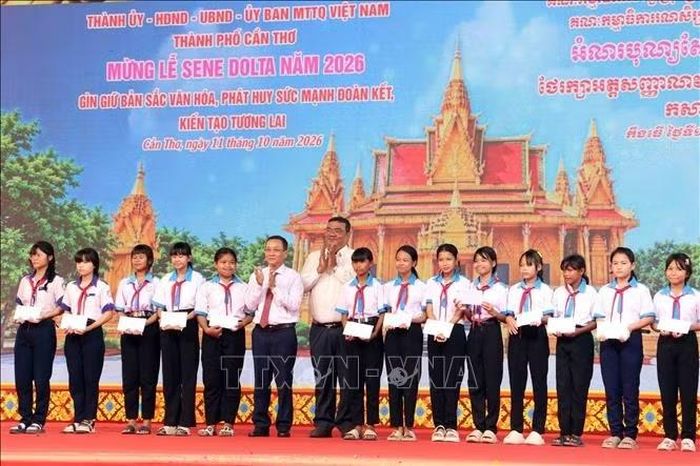 Đại diện Hội Khuyến học thành phố trao học bổng cho học sinh vượt khó, học tốt là đồng bào Khmer.