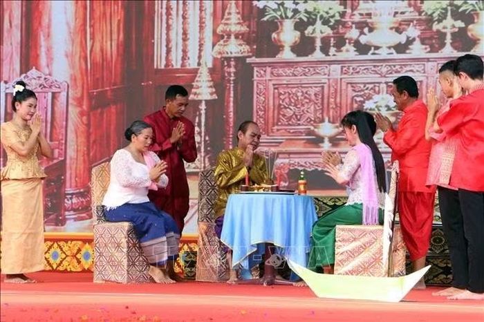 Tiết mục nghệ thuật sân khấu hóa tái hiện các nghi thức truyền thống mừng Lễ Sene Dolta.