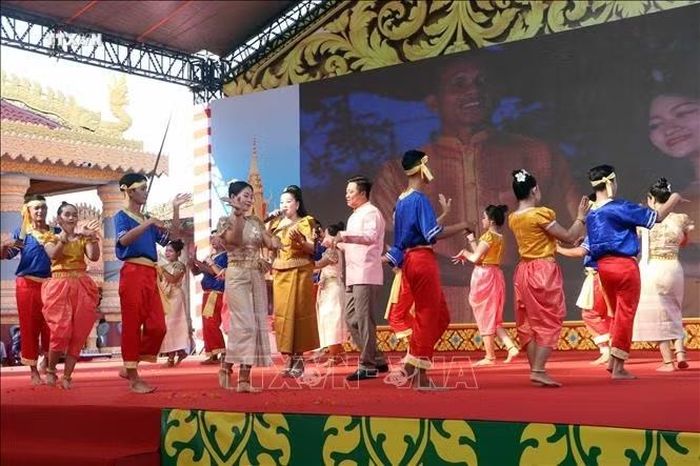 Không gian văn hóa rộn ràng, đầy màu sắc với các tiết mục nghệ thuật truyền thống của đồng bào Khmer tại chương trình mừng Lễ Sene Dolta.