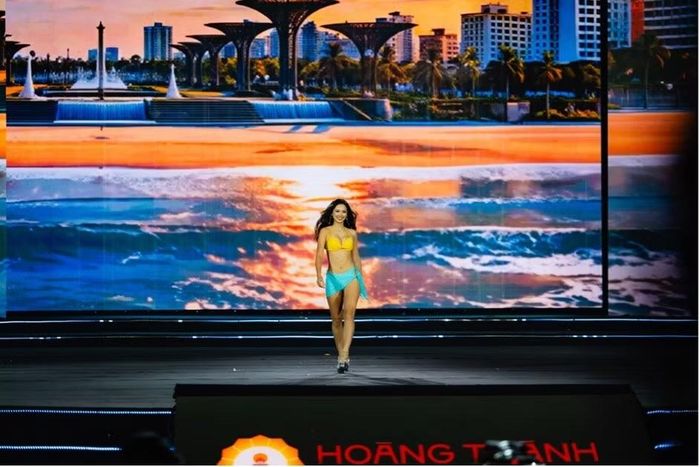 Sau phần trình diễn áo dài, các thí sinh tiếp tục thể hiện vẻ đẹp hình thể qua phần thi áo tắm.