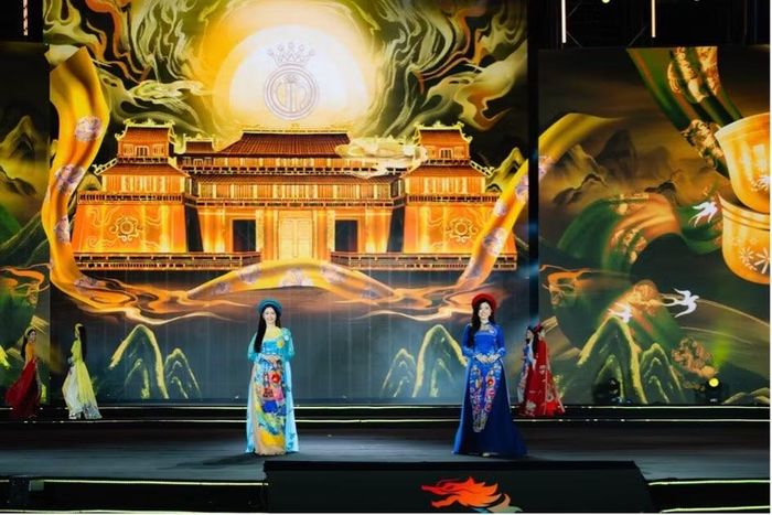 Các thí sinh Hoa hậu Việt Nam 2026 duyên dáng trong tà áo dài truyền thống.