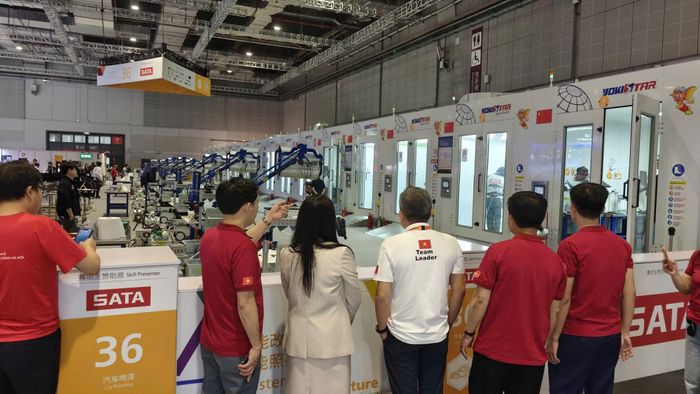Thí sinh của nhà trường tham gia Kỳ thi tay nghề thế giới năm 2026 tại Trung Quốc ở nghề sơn ô tô.