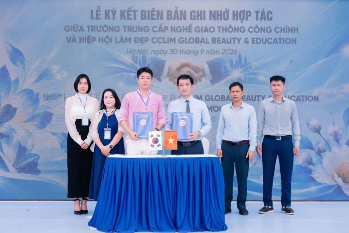 Một trong những chương trình ký kết hợp tác với doanh nghiệp với lĩnh vực tạo mẫu, chăm sóc sắc đẹp, một ngành nghề mới đào tạo của nhà trường.