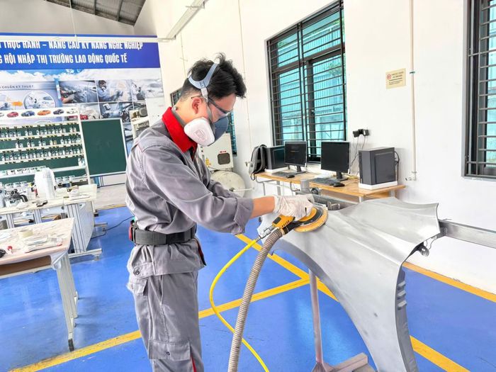 Luyện tập kỹ năng nghề sơn ô tô tại xưởng của nhà trường.