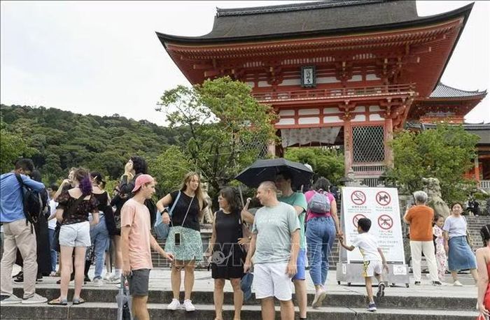 Khách du lịch tại Kyoto, Nhật Bản. Ảnh: Kyodo/TTXVN