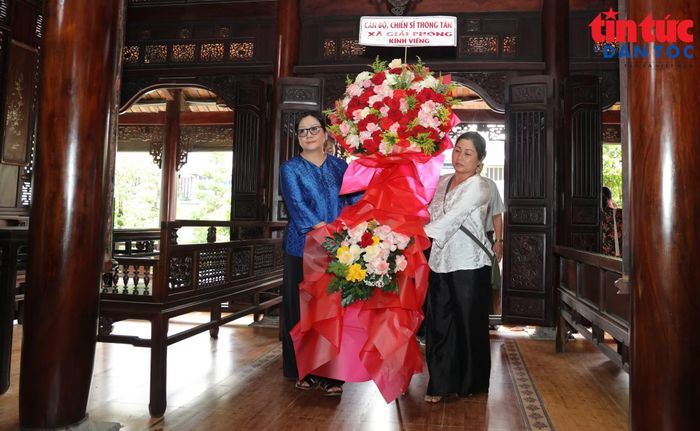 Các đại biểu đã dâng hoa tưởng nhớ Chủ tịch Hồ Chí Minh, cụ Võ Văn Ngân tại Nhà thờ cụ Võ Văn Ngân (xã Bà Điểm, TP Hồ Chí Minh).