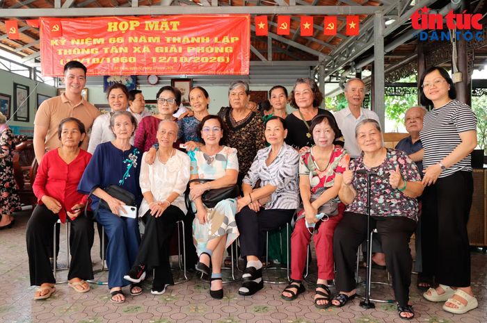 Cựu cán bộ, phóng viên, biên tập viên, kỹ thuật viên Thông tấn xã Giải phóng cùng với cán bộ, phóng viên, nhân viên Trung tâm Thông tin TTXVN khu vực phía Nam.