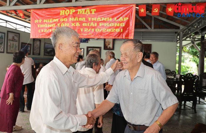 Cựu cán bộ, phóng viên, biên tập viên, kỹ thuật viên Thông tấn xã Giải phóng vẫn giữ được tình cảm đồng đội thắm thiết sau nhiều năm.