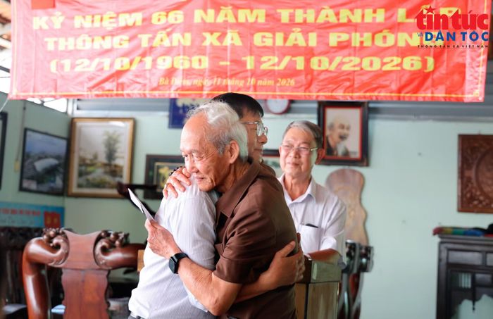 Ông Nguyễn Hồng Cứ, Trưởng Ban Liên lạc TTXGP xúc động cám ơn những tình cảm của Ban giám đốc Trung tâm Thông tin TTXVN khu vực phía Nam.