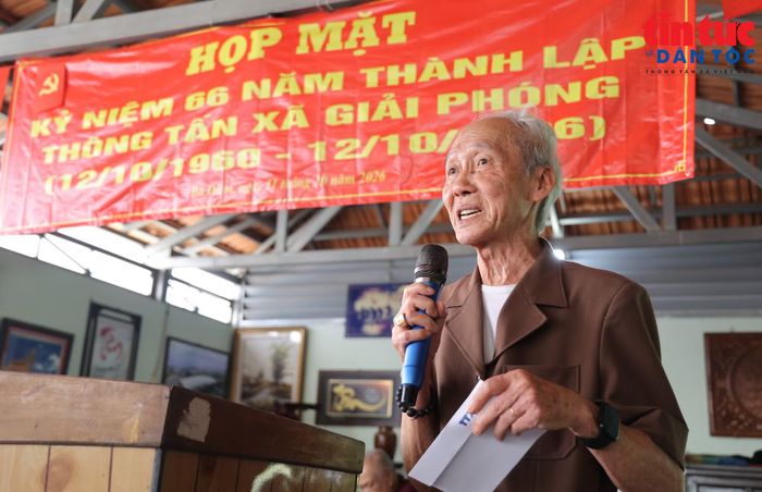 Ông Nguyễn Hồng Cứ, Trưởng Ban Liên lạc TTXGP chia sẻ kỷ niệm tại buổi họp mặt.