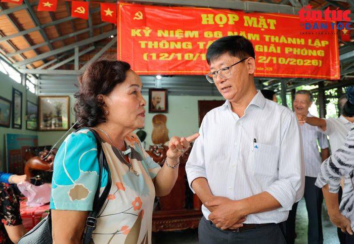 Ông Trần Tràng Dương, Phó Giám đốc Trung tâm Thông tin TTXVN khu vực phía Nam gặp gỡ các cựu cán bộ, phóng viên, biên tập viên, kỹ thuật viên TTXGP tại buổi họp mặt.