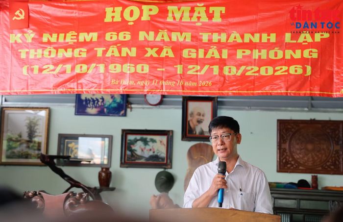 Ông Trần Tràng Dương, Phó Giám đốc Trung tâm Thông tin TTXVN khu vực phía Nam chia sẻ thông tin tại buổi họp mặt.