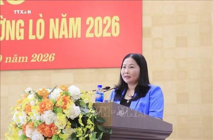 Phó Chủ tịch UBND tỉnh Lào Cai Vũ Thị Hiền Hạnh phát biểu tại buổi họp báo. Ảnh: Đinh Thùy/TTXVN