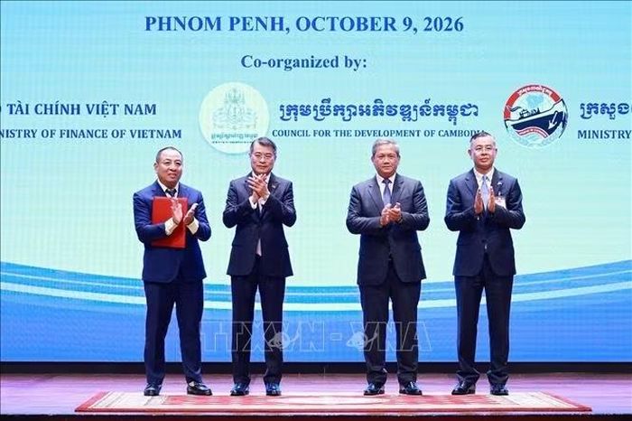 Thủ tướng Lê Minh Hưng và Thủ tướng Campuchia Hun Manet chứng kiến trao thỏa thuận hợp tác giữa doanh nghiệp Việt Nam - Campuchia. Ảnh: Dương Giang/TTXVN